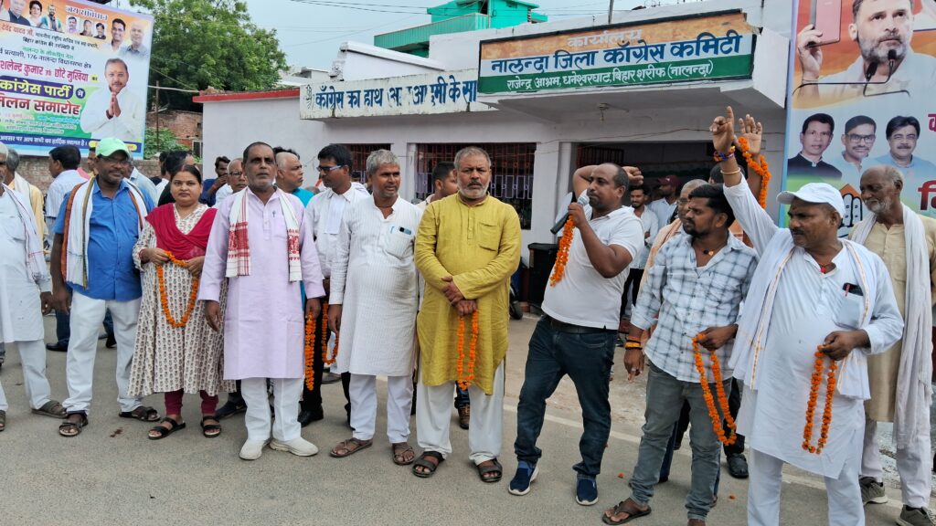 छोटे मुखिया ने थामा कांग्रेस का दामन, भाजपा छोड़ कांग्रेस में शामिल हुए पूर्व प्रत्याशी, सैकड़ों समर्थकों के साथ किया शक्ति प्रदर्शन 3 1000737766