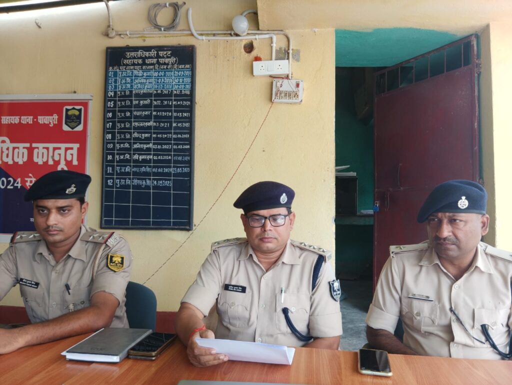 मोबाइल छिनतई कांड का सफल उद्भेदन: दो आरोपी गिरफ्तार, लूटी गई मोबाइल और बाइक बरामद 2 1000755699