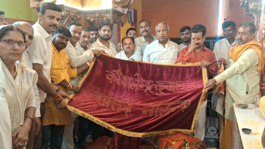 बाबा मणिराम की समाधि पर वार्षिक लंगोट मेला: सांसद कौशलेंद्र कुमार सहित कई नेताओं ने किया लंगोट अर्पण 2 1000755975