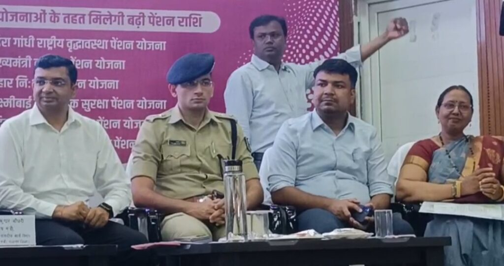 बिहारशरीफ में बढ़ी हुई पेंशन राशि के अंतरण कार्यक्रम का मंत्री विजय कुमार चौधरी ने किया उद्घाटन 3 1000755999