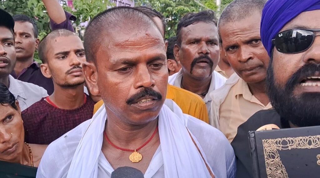 डुमरांवां दोहरे हत्याकांड के विरोध में सड़कों पर उतरा पासवान समाज, प्रशासन को सौंपा छह सूत्री मांगपत्र 3 1000764132