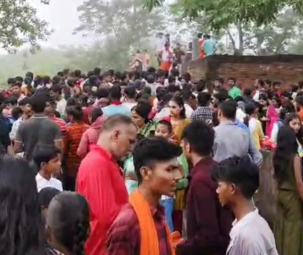 श्रावण मास की पहली सोमवारी पर उमड़ा आस्था का सैलाब, राजगीर में भोलेनाथ के जयकारों से गूंजा वैभार गिरी पर्वत 2 1000764223