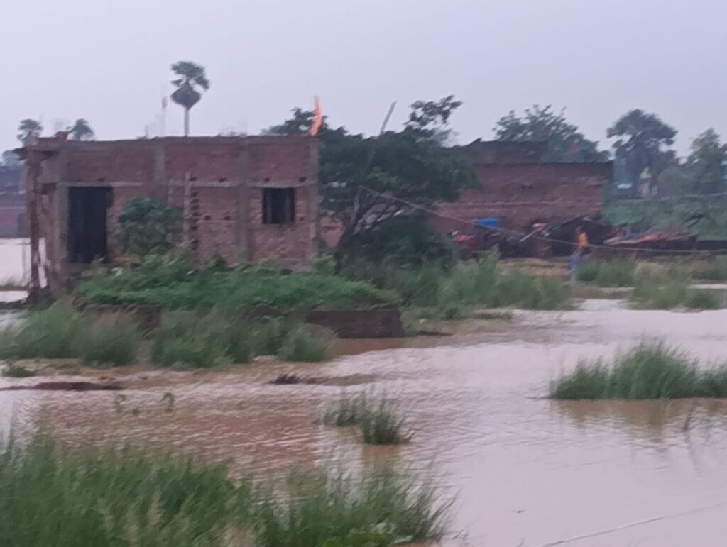 झारखंड से छोड़े गए पानी ने गिरियक इलाके में मचाया उफान, कई गांवों का निचला इलाका जलमग्न, प्रशासन अलर्ट, बाढ़ की आशंका से ग्रामीणों में दहशत 2 1000767598