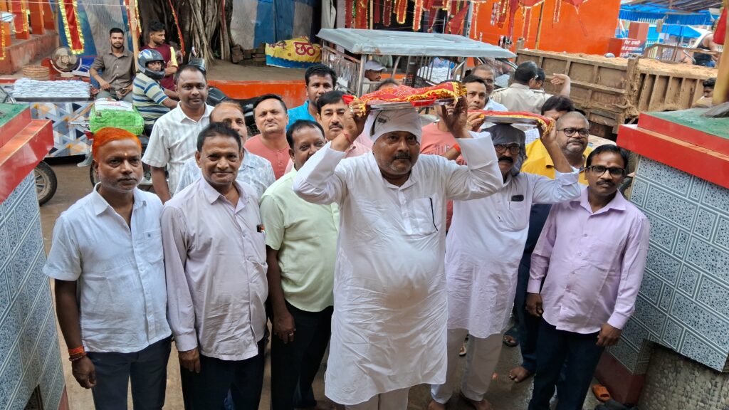 बाबा मणिराम की समाधि पर सुनील साव ने अर्पित किया लंगोट, की बिहारवासियों की खुशहाली की कामना 2 1000768992