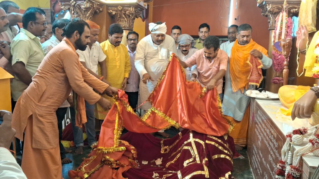 बाबा मणिराम की समाधि पर सुनील साव ने अर्पित किया लंगोट, की बिहारवासियों की खुशहाली की कामना 3 1000769004