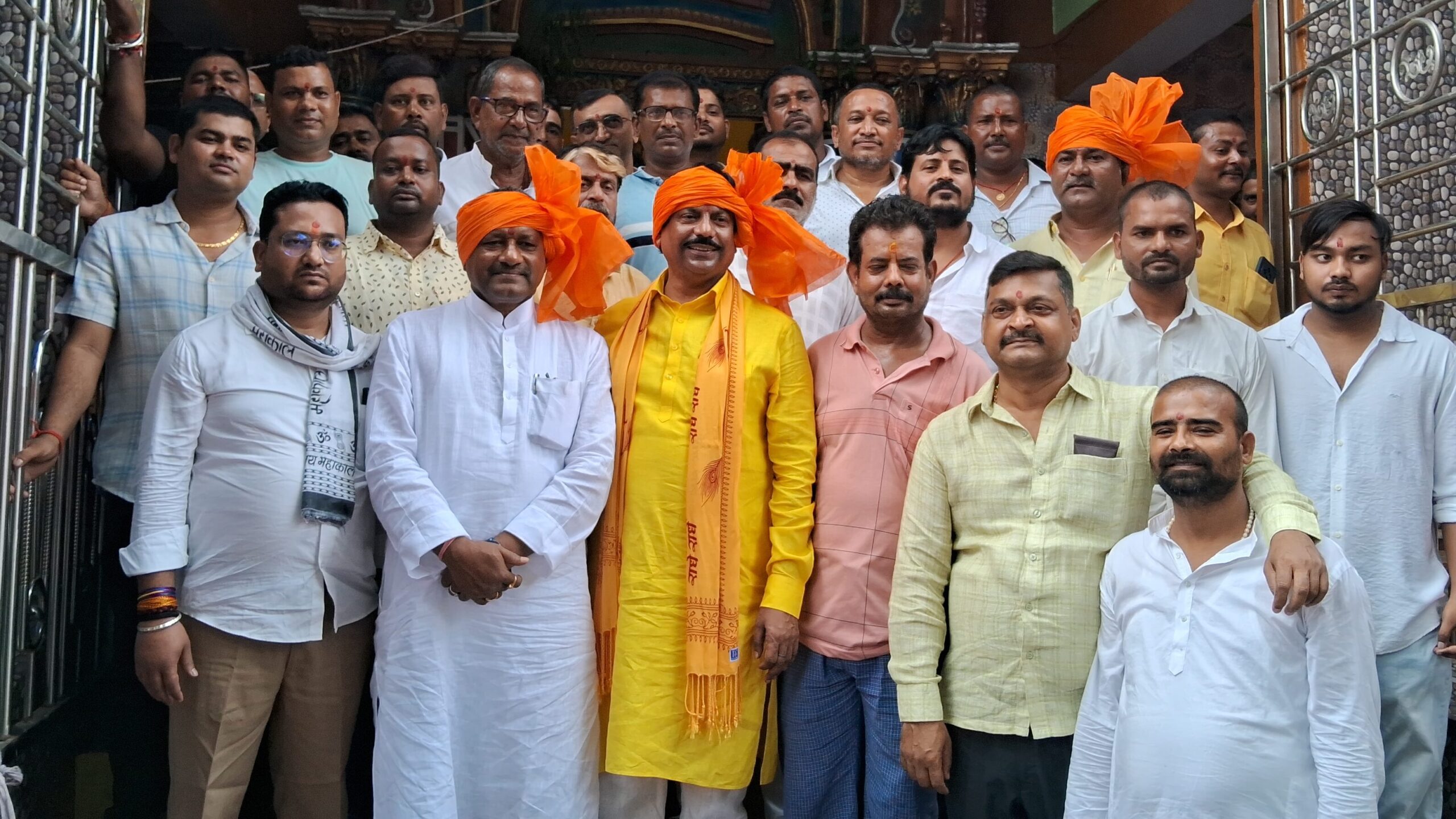 बाबा मणिराम अखाड़ा पहुंचे जदयू नेता ई. सुनील कुमार, लंगोट अर्पित कर की पूजा, नीतीश सरकार की 125 यूनिट मुफ्त बिजली योजना को बताया ऐतिहासिक व जनकल्याणकारी 2 1000769131 edited scaled