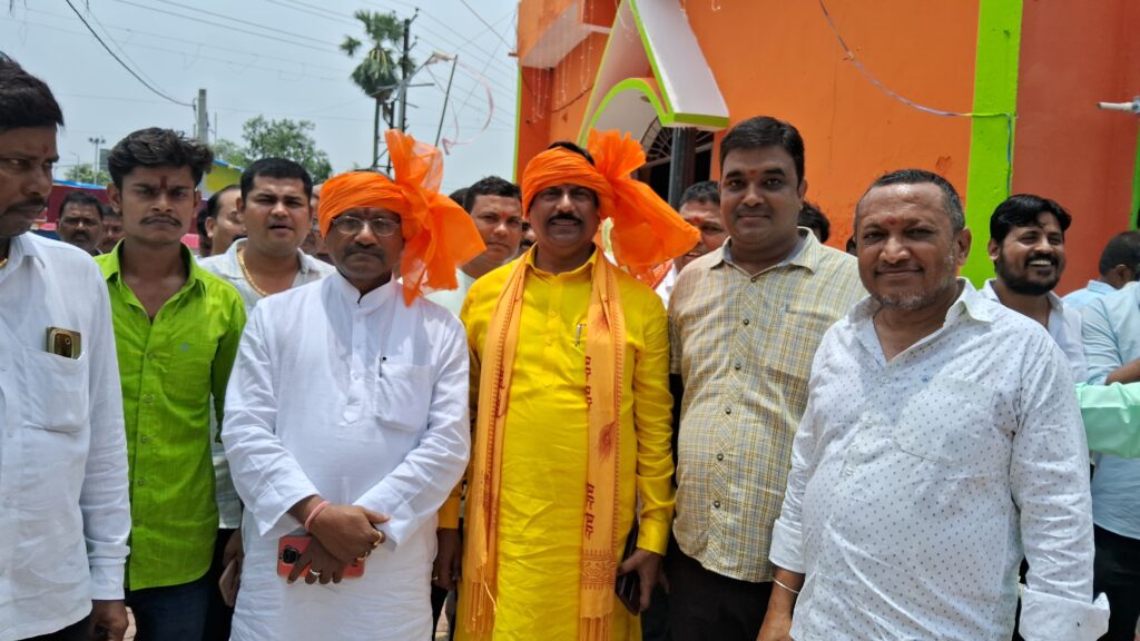 बाबा मणिराम अखाड़ा पहुंचे जदयू नेता ई. सुनील कुमार, लंगोट अर्पित कर की पूजा, नीतीश सरकार की 125 यूनिट मुफ्त बिजली योजना को बताया ऐतिहासिक व जनकल्याणकारी 3 1000769155