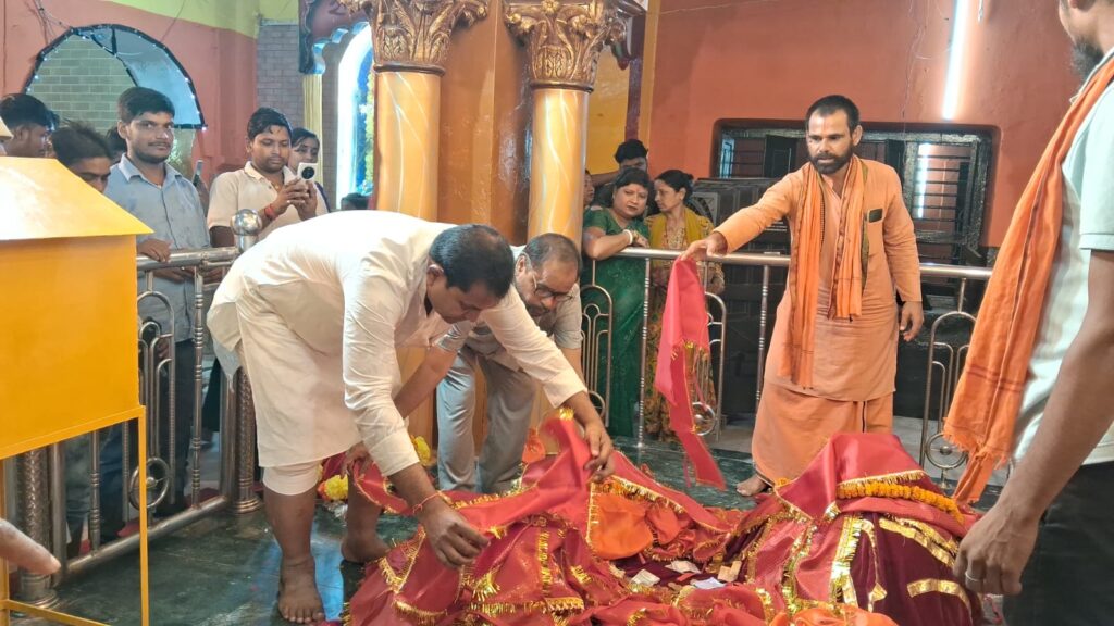 राजद नेताओं ने बाबा मणिराम अखाड़ा में की विशेष पूजा, लंगोट अर्पण कर प्रदेश की खुशहाली की कामना 2 1000770291