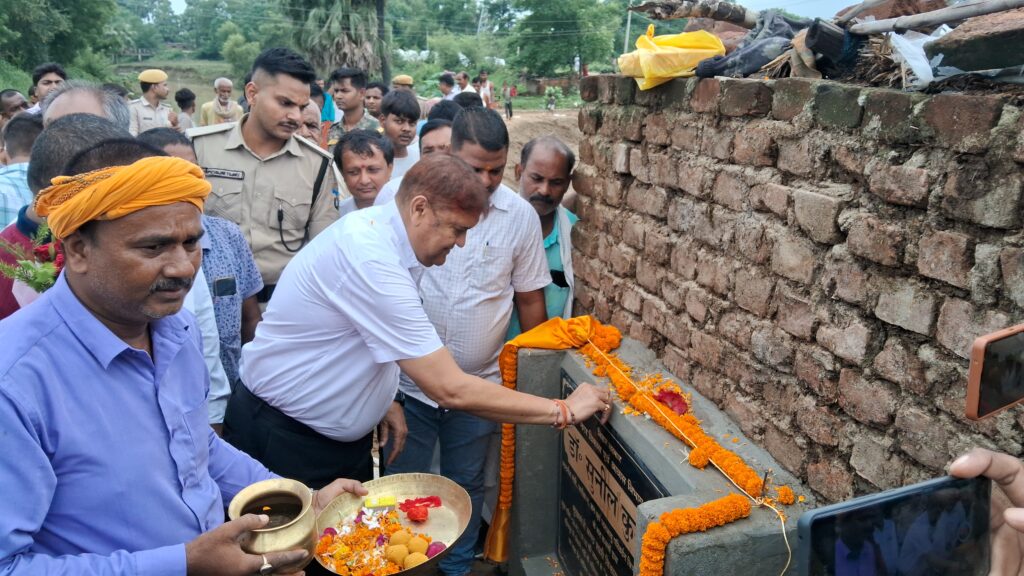 रहुई और बिहारशरीफ में 1.57 करोड़ की योजनाओं का वन मंत्री डॉ. सुनील कुमार ने किया शिलान्यास 2 1000775614