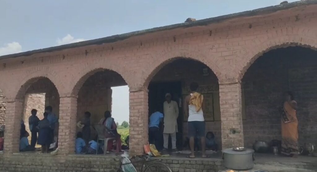 15 साल से बरामदे में पढ़ रहे बच्चे, सरकार के स्मार्ट क्लास के दावे हुए फेल, छत नहीं, शौचालय नहीं – खुले आसमान के नीचे चलता है ये सरकारी स्कूल 2 1000785989
