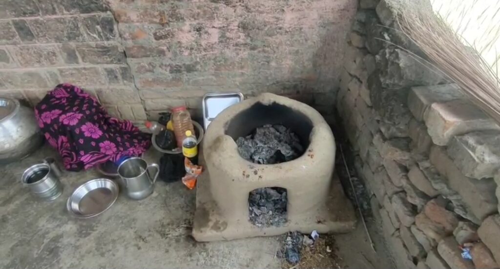 15 साल से बरामदे में पढ़ रहे बच्चे, सरकार के स्मार्ट क्लास के दावे हुए फेल, छत नहीं, शौचालय नहीं – खुले आसमान के नीचे चलता है ये सरकारी स्कूल 3 1000785995