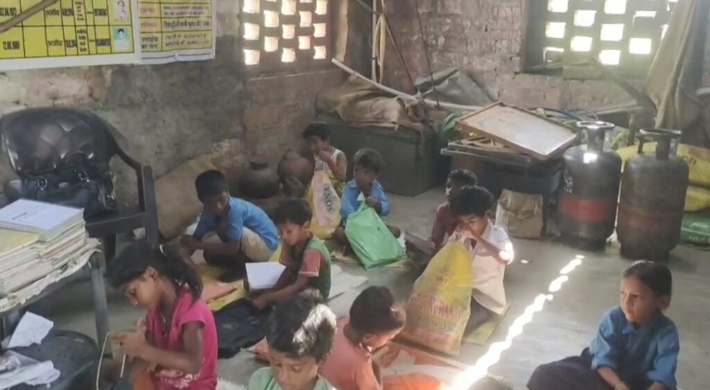 15 साल से बरामदे में पढ़ रहे बच्चे, सरकार के स्मार्ट क्लास के दावे हुए फेल, छत नहीं, शौचालय नहीं – खुले आसमान के नीचे चलता है ये सरकारी स्कूल 4 1000786030