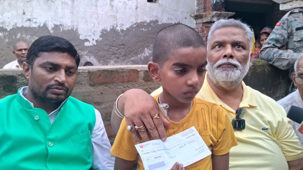 सिस्टम फेल, पप्पू यादव पास!" — सूदखोरों की प्रताड़ना से उजड़े परिवार को सांसद ने दी नई उम्मीद, एक मासूम, एक दादी और एक उम्मीद का नाम – पप्पू यादव 3 1000786815