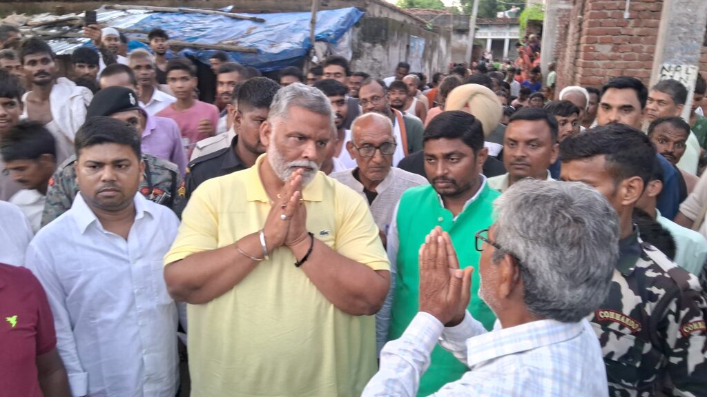 सिस्टम फेल, पप्पू यादव पास!" — सूदखोरों की प्रताड़ना से उजड़े परिवार को सांसद ने दी नई उम्मीद, एक मासूम, एक दादी और एक उम्मीद का नाम – पप्पू यादव 4 1000786836