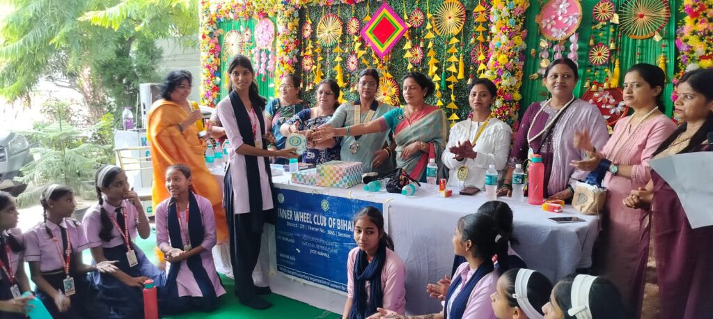 इनर व्हील क्लब ने किड्ज केयर कान्वेंट में आयोजित की मेहंदी प्रतियोगिता, सावन की हरियाली में बालिकाओं की प्रतिभा ने बिखेरे रंग 2 1000787652