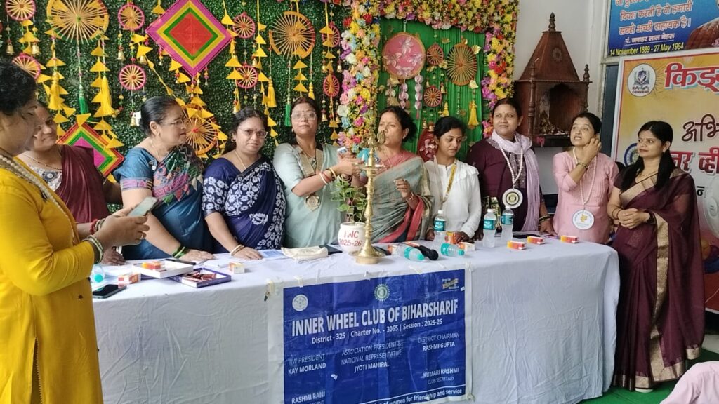 इनर व्हील क्लब ने किड्ज केयर कान्वेंट में आयोजित की मेहंदी प्रतियोगिता, सावन की हरियाली में बालिकाओं की प्रतिभा ने बिखेरे रंग 3 1000787653