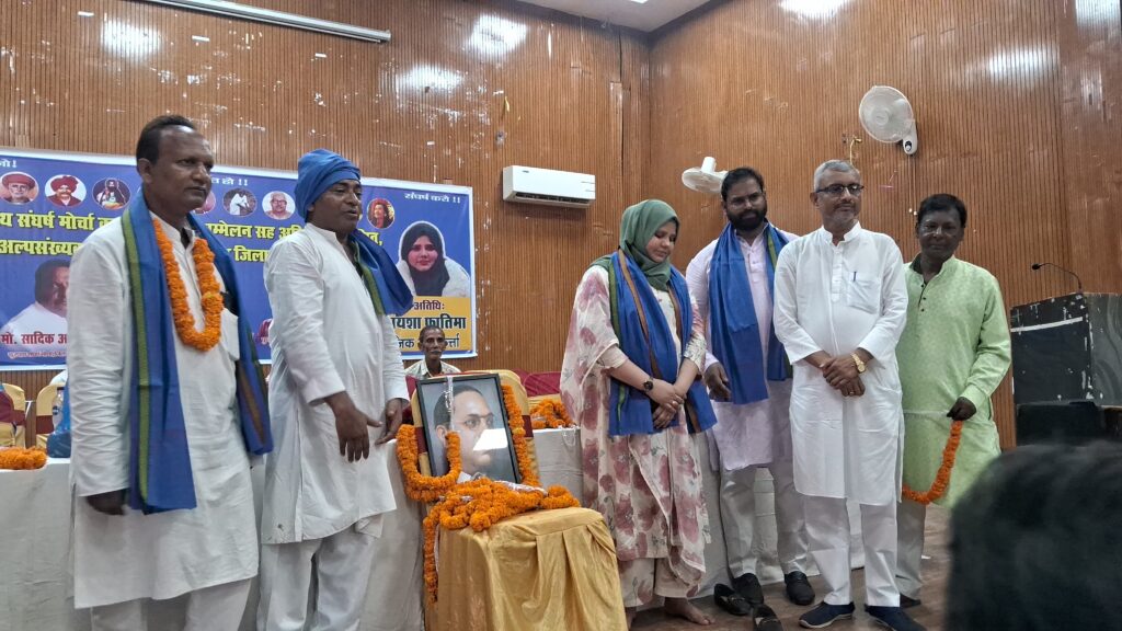 बिहारशरीफ में जुटा हक की लड़ाई का हुजूम – फुटपाथ दुकानदारों का फूटा ग़ुस्सा: "स्मार्ट सिटी नहीं, हमें रोज़गार चाहिए 3 1000791536