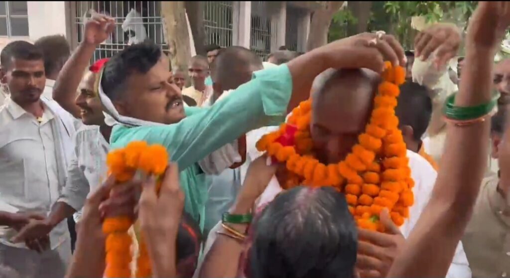 सतौआ पंचायत में मोतियों की माला ने बिखेरे जीत के मोती – रूपलाल प्रसाद बने पैक्स अध्यक्ष 2 1000792976