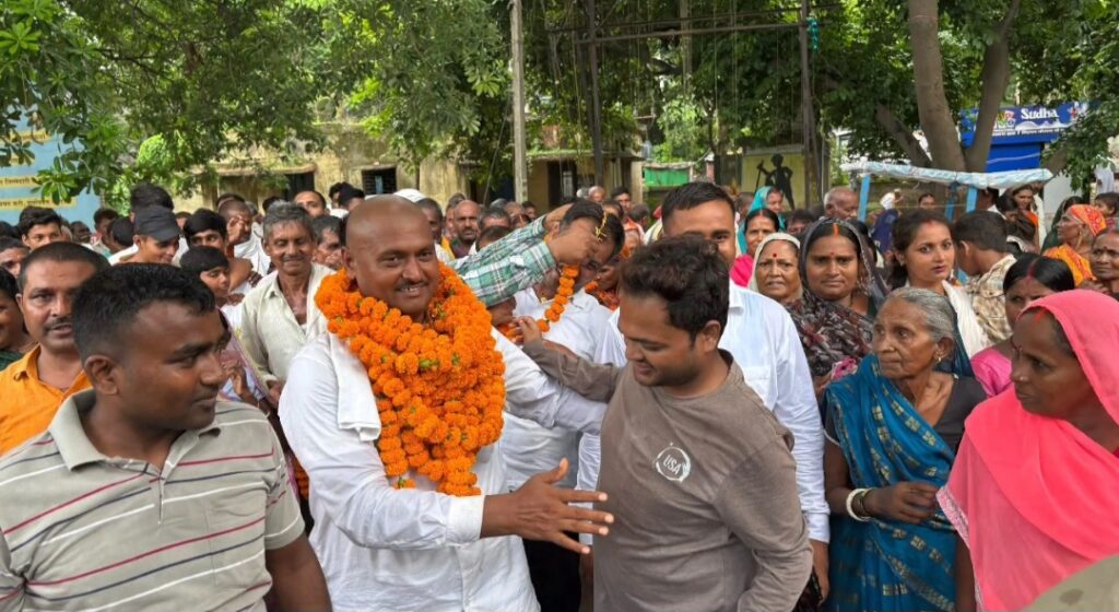 सतौआ पंचायत में मोतियों की माला ने बिखेरे जीत के मोती – रूपलाल प्रसाद बने पैक्स अध्यक्ष 1 1000792981