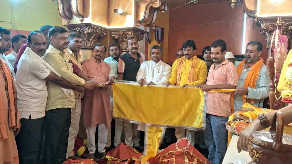 बाबा मणिराम अखाड़ा पहुंचे जदयू नेता ई. सुनील कुमार, लंगोट अर्पित कर की पूजा, नीतीश सरकार की 125 यूनिट मुफ्त बिजली योजना को बताया ऐतिहासिक व जनकल्याणकारी 1 20250717_110615