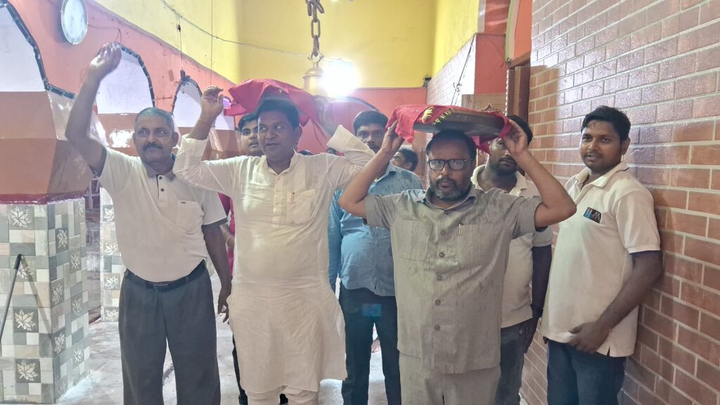 राजद नेताओं ने बाबा मणिराम अखाड़ा में की विशेष पूजा, लंगोट अर्पण कर प्रदेश की खुशहाली की कामना 1 20250717_182521