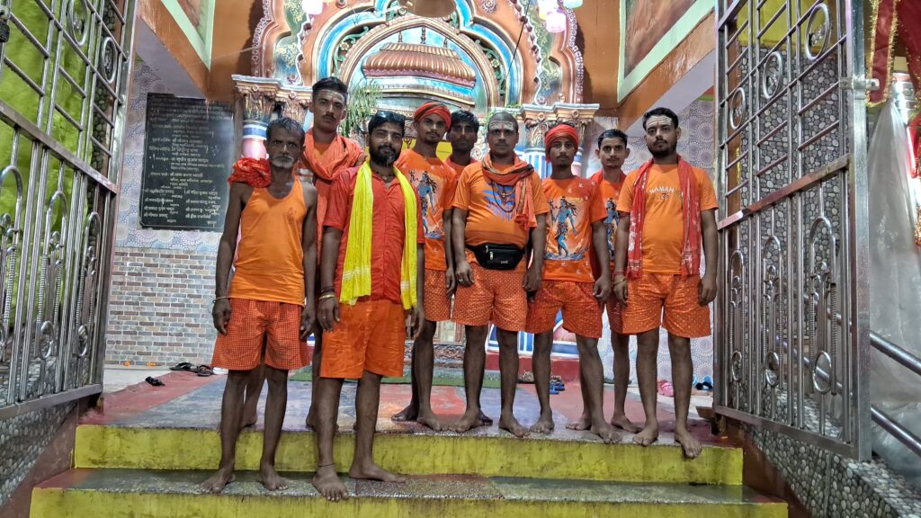 बोल बम के जयकारों से गूंजा बिहारशरीफ, सब्जी बाजार मोहल्ले से कांवरियों का जत्था बाबा धाम के लिए रवाना 1 20250717_190214