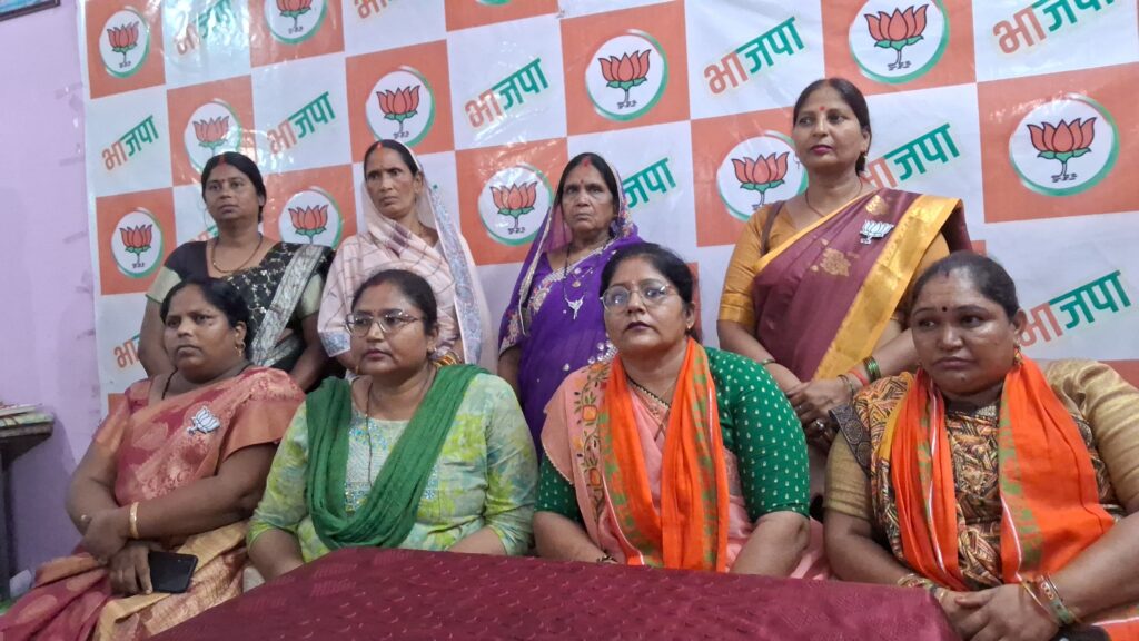 गुजरात से आईं महिला नेताओं ने कहा — बिहार में दिखा असली विकास का चेहरा, जंगलराज से सुशासन तक का सफर, महिलाओं की जुबानी बिहार की कहानी 1 20250729_172832