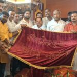 बाबा मणिराम की समाधि पर वार्षिक लंगोट मेला: सांसद कौशलेंद्र कुमार सहित कई नेताओं ने किया लंगोट अर्पण