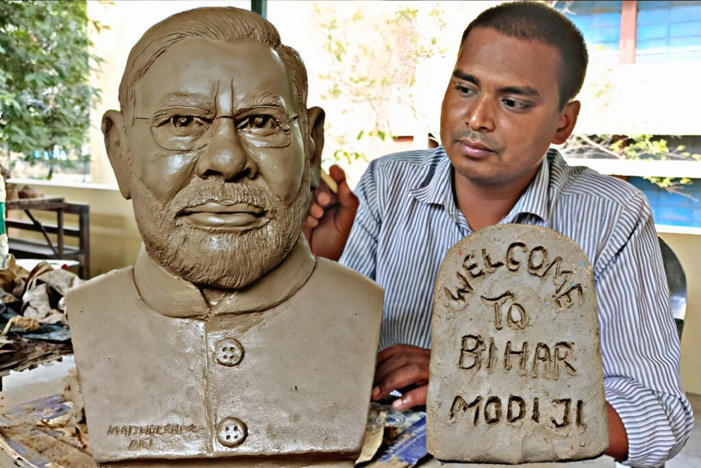 बिहार की सोंधी मिट्टी से रचा कलात्मक श्रृंगार, सैंड आर्टिस्ट मधुरेंद्र ने किया पीएम मोदी का अनोखा स्वागत 1 IMG-20250717-WA0076