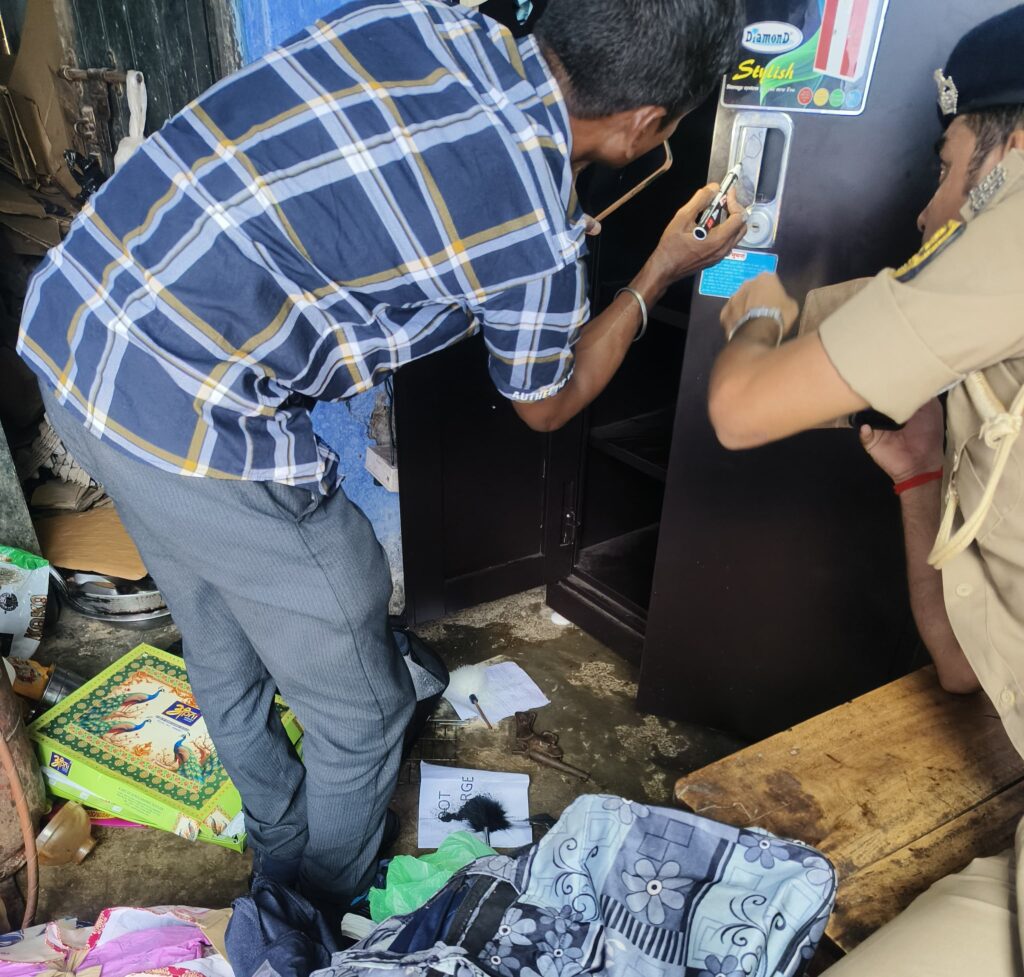 नालंदा में बड़ी डकैती: किराना दुकानदार के घर नकाबपोश लुटेरों का धावा, परिवार को बंधक बनाकर तीन लाख नकद और लाखों के जेवरात लूटे 1 IMG-20250718-WA0080
