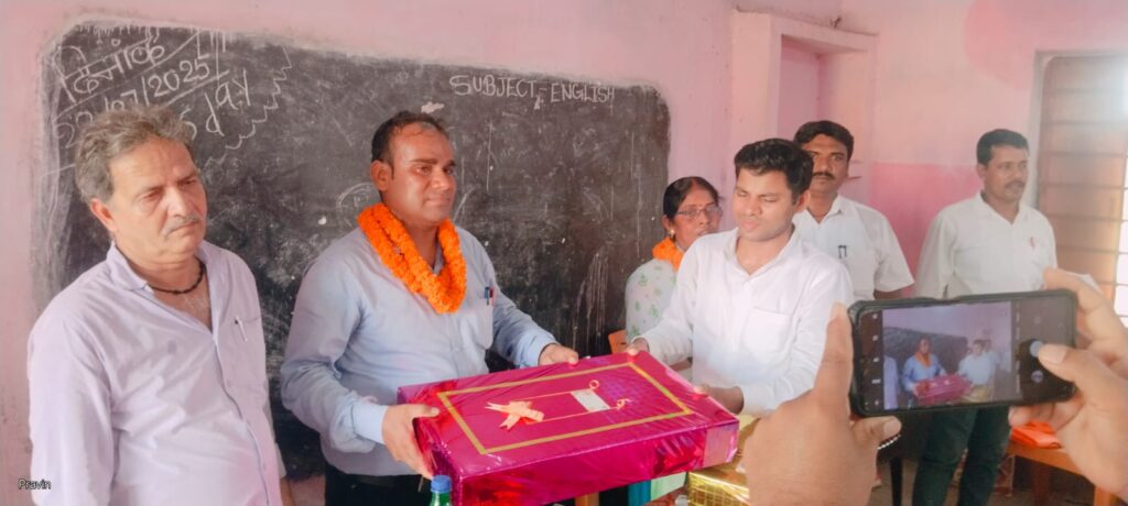 उत्क्रमित मध्य विद्यालय शेरपुर में दो शिक्षकों को दी गई भावभीनी विदाई 1 IMG-20250724-WA0038