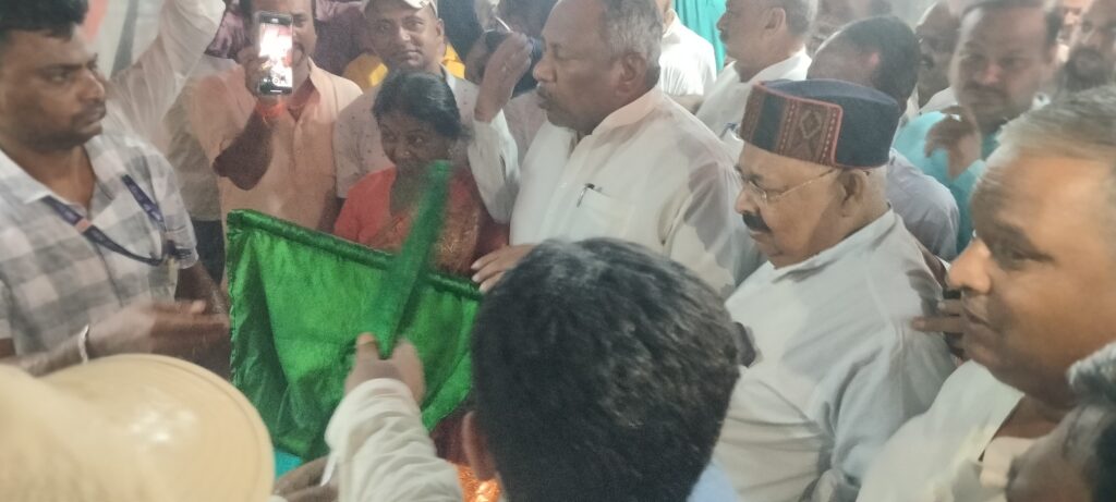 अजीमाबाद एक्सप्रेस को नई शुरुआत का गौरव, राजगीर से अहमदाबाद के लिए हरी झंडी 1 IMG-20250725-WA0155