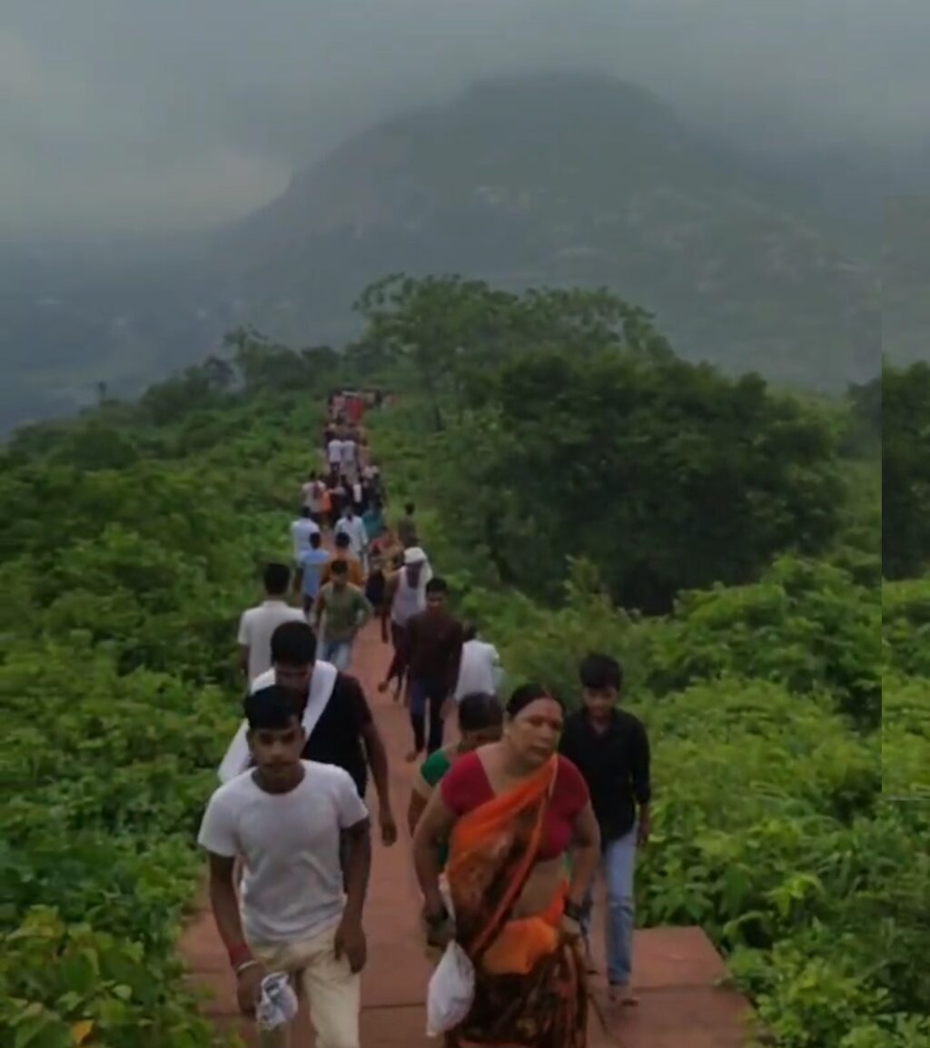श्रावण मास की पहली सोमवारी पर उमड़ा आस्था का सैलाब, राजगीर में भोलेनाथ के जयकारों से गूंजा वैभार गिरी पर्वत 1 Screenshot_20250714_195106_WhatsApp