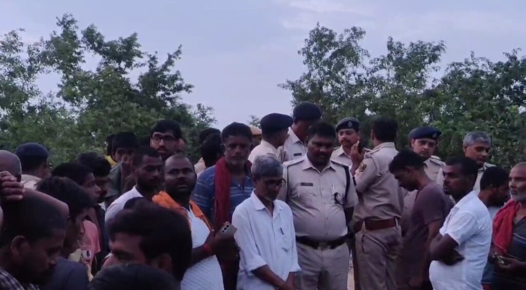 नालंदा में लापता युवक की हत्या, शव मिलने के बाद सड़क जाम कर परिजनों का हंगामा 3 1000816432