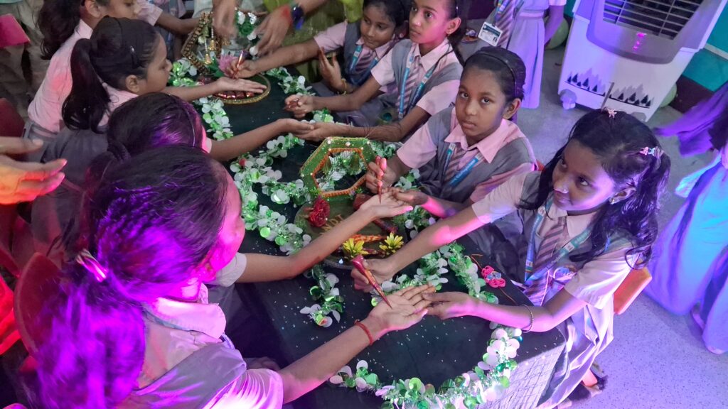 ई-लर्निंग किड्स प्ले स्कूल में सावन महोत्सव का आयोजन, मेहंदी, पौधारोपण और राखी से सजा सावन, बच्चों ने जीते दिल और इनाम 2 1000819039