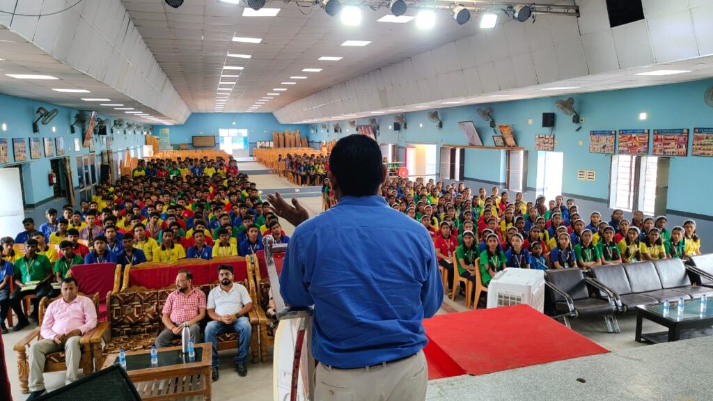 भविष्य निर्माण की राह दिखाने निकला रोटरी क्लब, युवाओं में जागी नई उमंग 4 1000829694