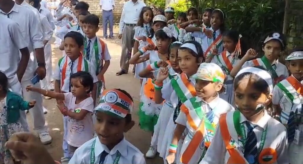 बाल भारती पब्लिक स्कूल में 79वां स्वतंत्रता दिवस: तिरंगे के रंगों में रंगा परिसर, 250 पौधों का वितरण 3 1000839947