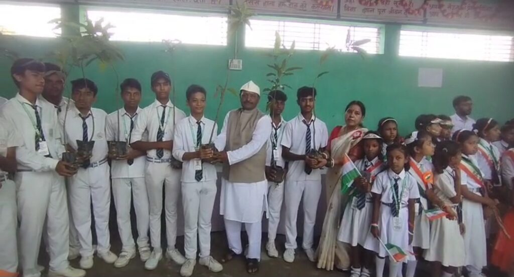 बाल भारती पब्लिक स्कूल में 79वां स्वतंत्रता दिवस: तिरंगे के रंगों में रंगा परिसर, 250 पौधों का वितरण 2 1000839948