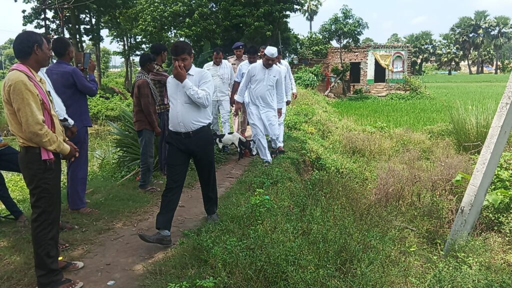4 साल से आते हैं विधायक, लेकिन रैतर महादलित टोला की सड़क अब भी खस्ताहाल 2 1000841117