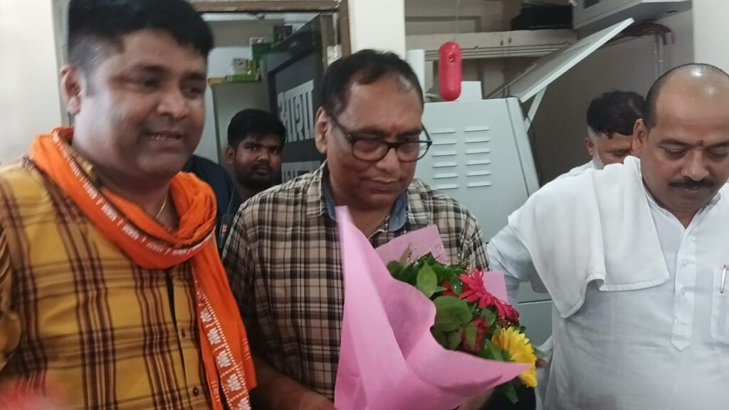 गिरियक में मंत्री जीवेश कुमार मिश्रा का भव्य स्वागत, मुख्य पार्षद मोना देवी और विजय कुमार ने किया मंत्री का सम्मान 3 1000841235