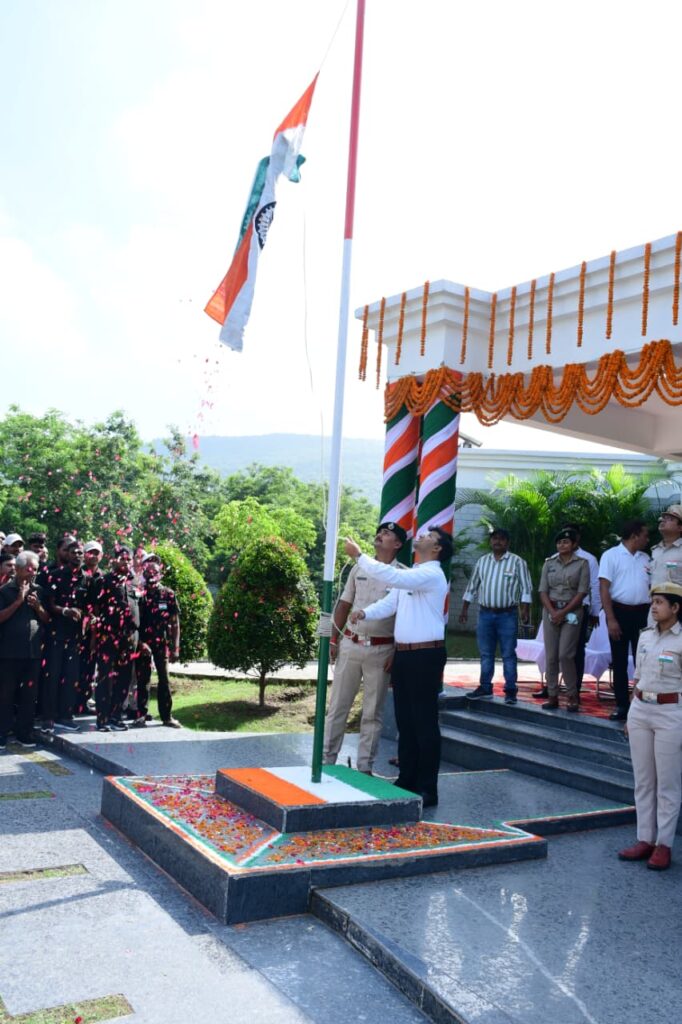 राजगीर ज़ू सफारी में धूमधाम से मनाया गया 15 अगस्त, वीर शहीदों को दी गई श्रद्धांजलि 2 1000841401