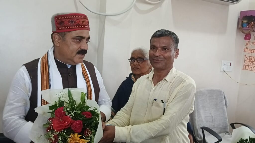 गिरियक में मंत्री जीवेश कुमार मिश्रा का भव्य स्वागत, मुख्य पार्षद मोना देवी और विजय कुमार ने किया मंत्री का सम्मान 2 1000841918