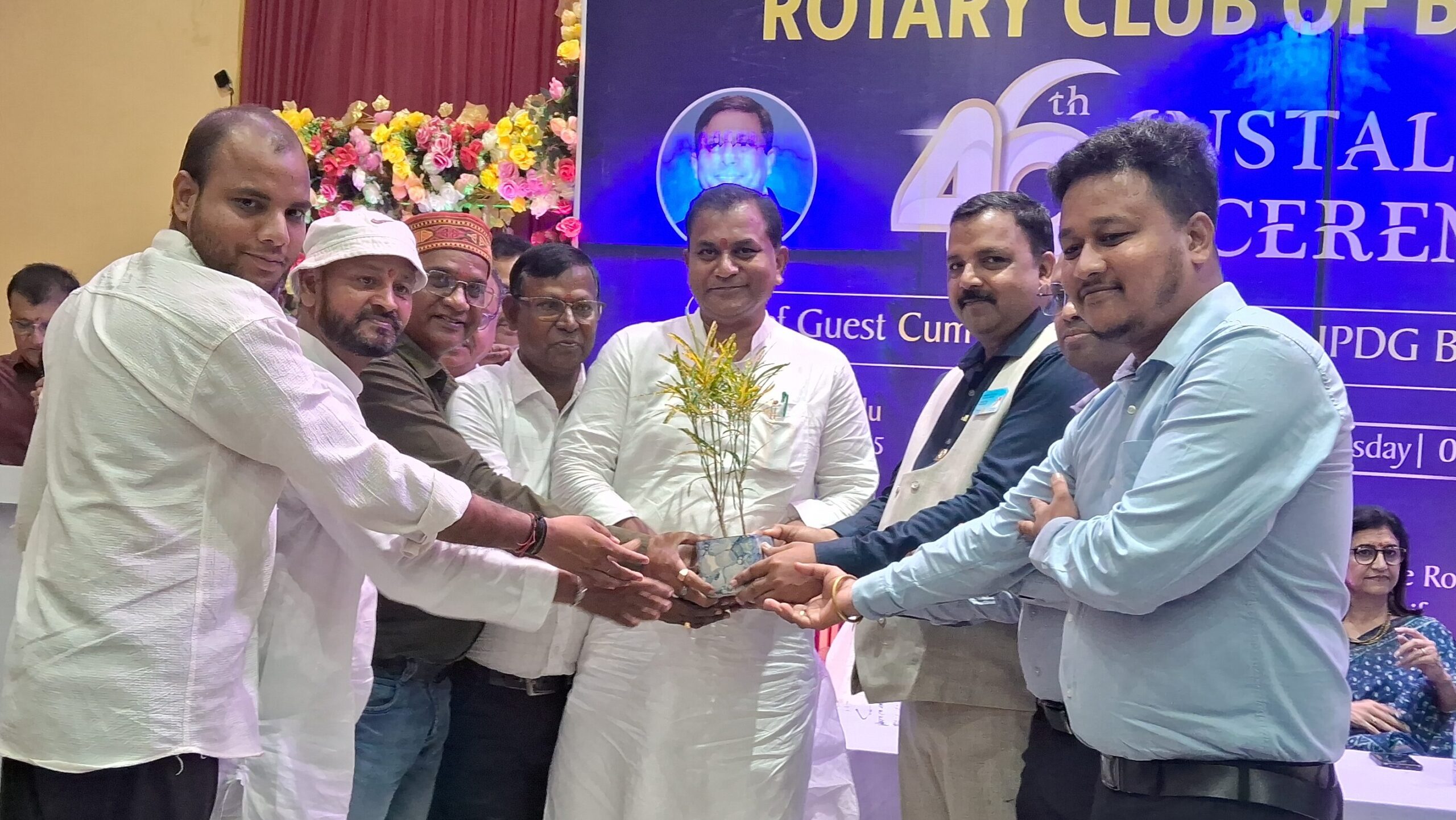 46वें इंस्टॉलेशन समारोह में रो० दिनेश केसरिया बने अध्यक्ष, रो० मनीष चन्द्र बने सचिव 2 1000850049 edited scaled