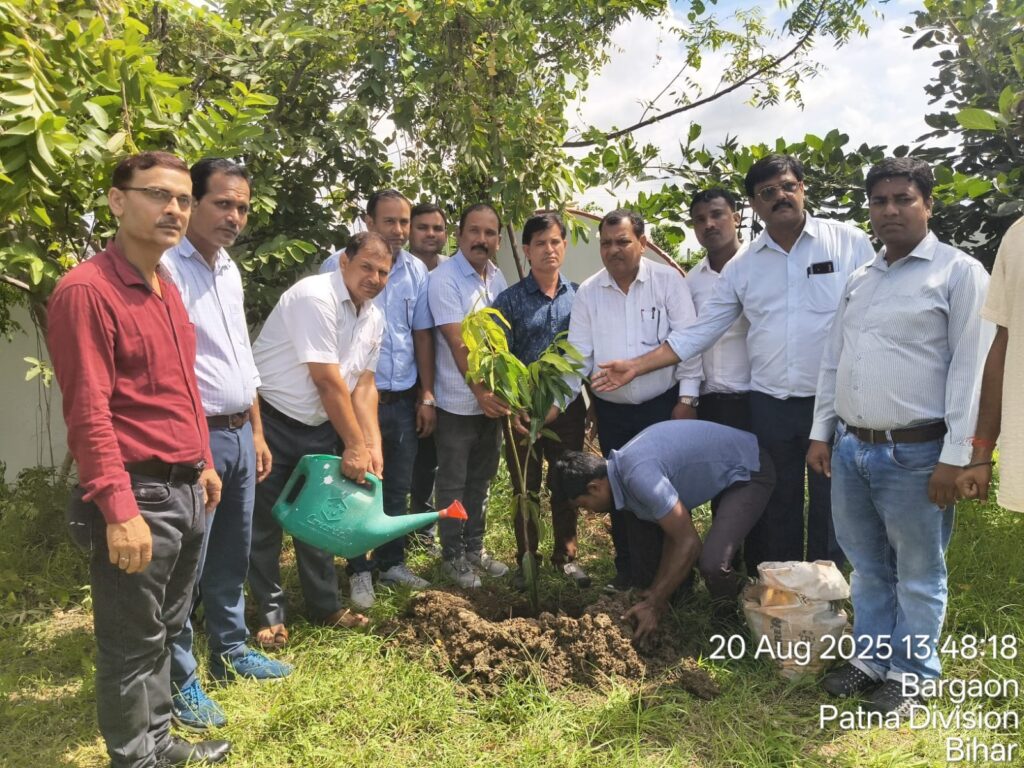 महाबोधि महाविद्यालय, नालंदा में ग्रामीण विकास मंत्री श्रवण कुमार के जन्मदिवस पर वृक्षारोपण कार्यक्रम 2 1000853292
