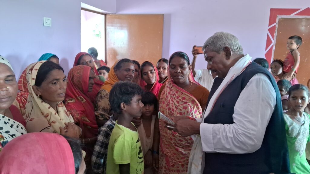 दोसुत पंचायत में मनोज तांती का जनसंवाद, बोले – हर गांव में बनेगा लाइब्रेरी और शौचालय 1 1000854279