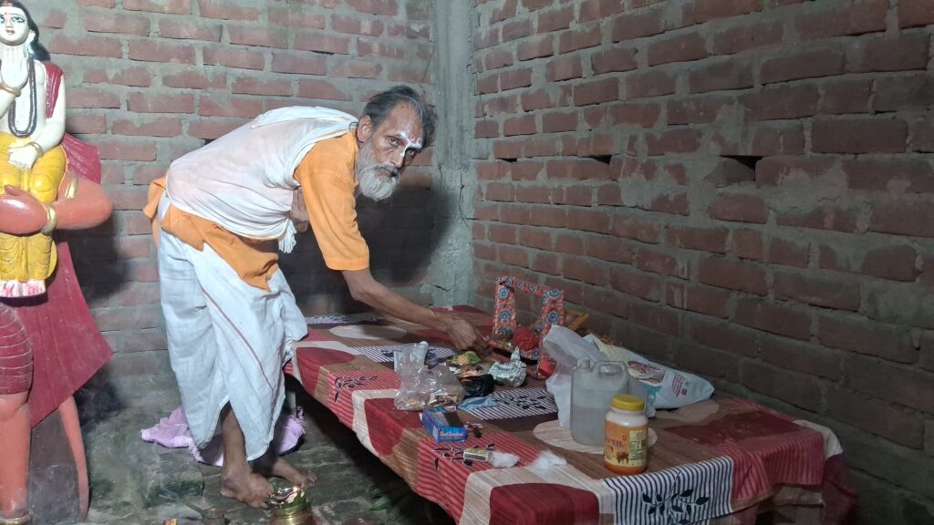 पावापुरी स्टेशन माता मंदिर में जन्माष्टमी के अबसर पर भव्य छठी का आयोजन, भंडारे में श्रद्धालुओं की उमड़ी भीड़ 2 1000857197