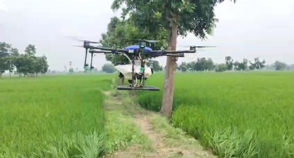 रहुई प्रखंड में ड्रोन से कीटनाशक छिड़काव, किसानों की मेहनत और लागत में कमी 1 1000857354