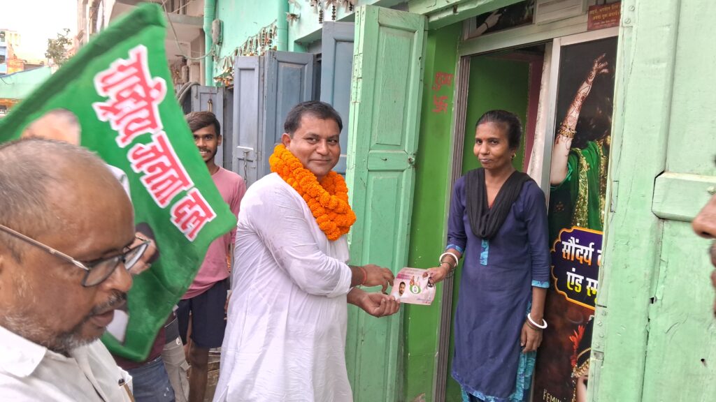 अनिल कुमार अकेला ने खैराबाद से महल पर मोहल्ले तक की समाधान यात्रा की शुरुआत 2 1000878537
