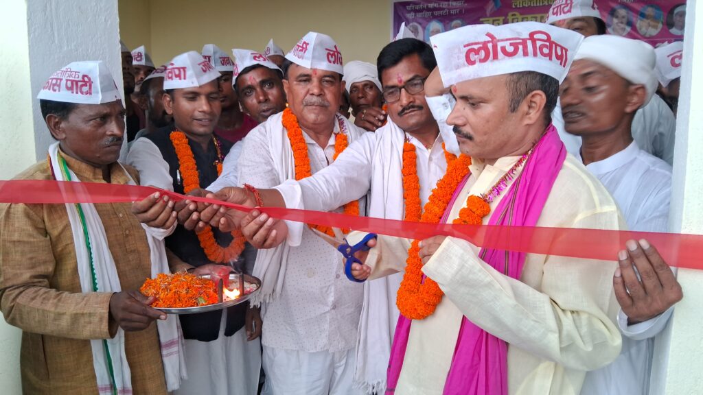 नालंदा के बिंद में लोकतांत्रिक जन विकास पार्टी का नया कार्यालय, मुकेश धानुक बोले – अब दलितों और पिछड़ों की आवाज़ दबने नहीं देंगे 1 20250817_134924