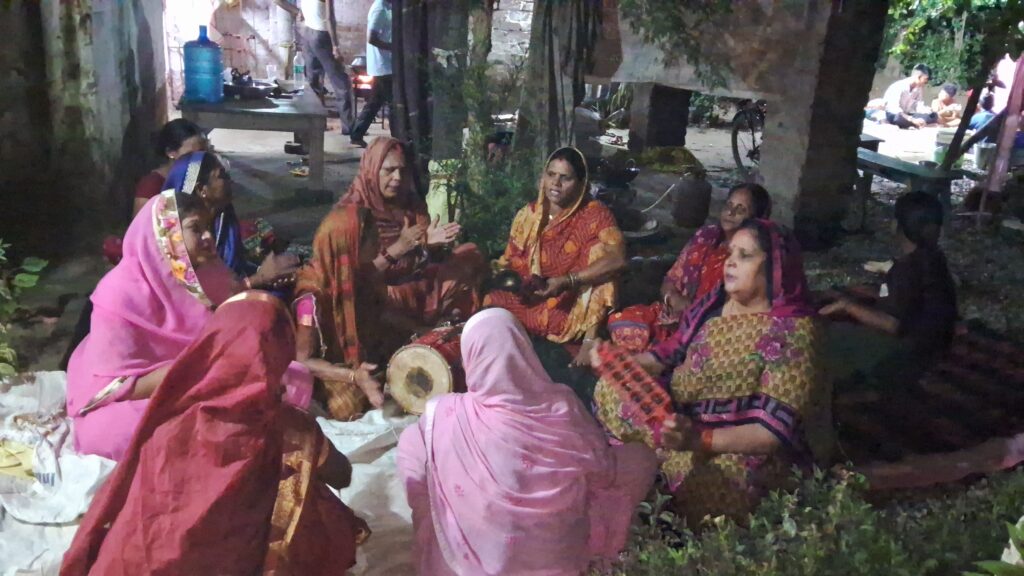 पावापुरी स्टेशन माता मंदिर में जन्माष्टमी के अबसर पर भव्य छठी का आयोजन, भंडारे में श्रद्धालुओं की उमड़ी भीड़ 1 20250822_195800(0)